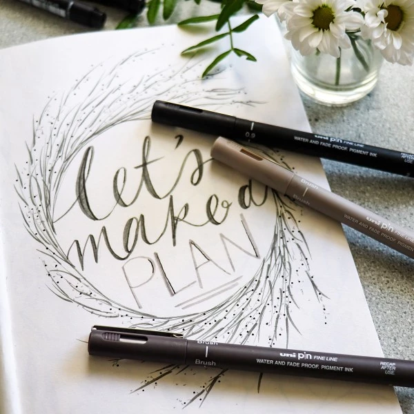 Sortie 😉 UNI Stylo Feutre Technique Pochette Feutres Techniques - Hand Lettering - Coloris Assortis - 5 Pcs ✔️ 6 Sortie 😉 UNI Stylo Feutre Technique Pochette Feutres Techniques - Hand Lettering - Coloris Assortis - 5 Pcs ✔️ – Image 4