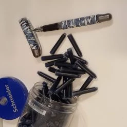 Vente flash 🔔 ONLINE Cartouches Bleues Roi Et Stylo Plume Collège Pour Droitiers, Motifs Camo 🧨