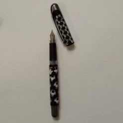 Bon marché 🌟 Stylo Plume Pour Gaucher ONLINE , Avec Une Cartouche Thème Foot ❤️